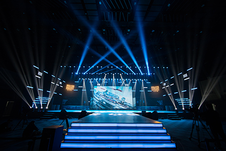 1592292623377245.jpg 摄图网_500654192_舞台灯光现场(企业商用).jpg