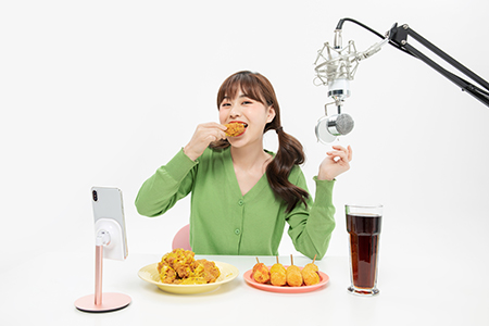 1592295757456924.jpg 摄图网_501600507_美女主播大胃王直播吃炸鸡(企业商用).jpg