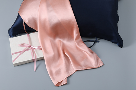 1592442948751686.jpg 摄图网_501007966_一个枕头和礼物(企业商用).jpg