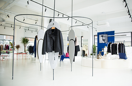 1592443254226533.jpg 摄图网_500792707_服装店场景环境照(企业商用).jpg